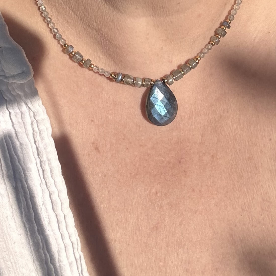 Collier de lithothérapie en labradorite porté, pierre de protection contre les énergies négatives, idéal pour apaiser le mental au quotidien.