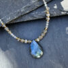 collier-pierre-labradorite-vertus-lithotherapie-femme_1160 Collier en labradorite pour femme, pierre naturelle de lithothérapie favorisant la clarté mentale et la protection énergétique au quotidien.