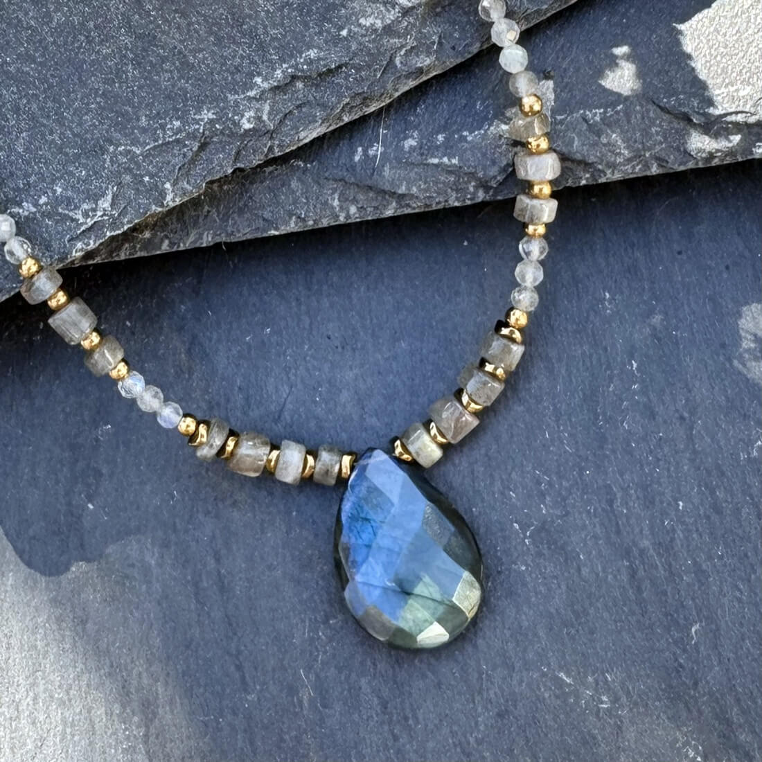 Collier en labradorite pour femme, pierre naturelle de lithothérapie favorisant la clarté mentale et la protection énergétique au quotidien.