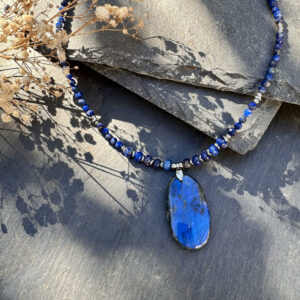 Collier de protection énergétique avec labradorite et lapis lazuli, pierre naturelle pour élever l’intuition et calmer les pensées.