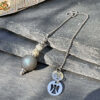 pendule-divinatoire-labradorite_0892a Pendule en labradorite, accessoire énergétique pour la radiesthésie et la méditation.