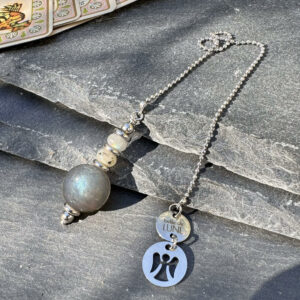 Pendule en labradorite, accessoire énergétique pour la radiesthésie et la méditation.