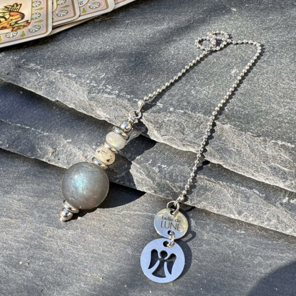 Pendule en labradorite, accessoire énergétique pour la radiesthésie et la méditation.