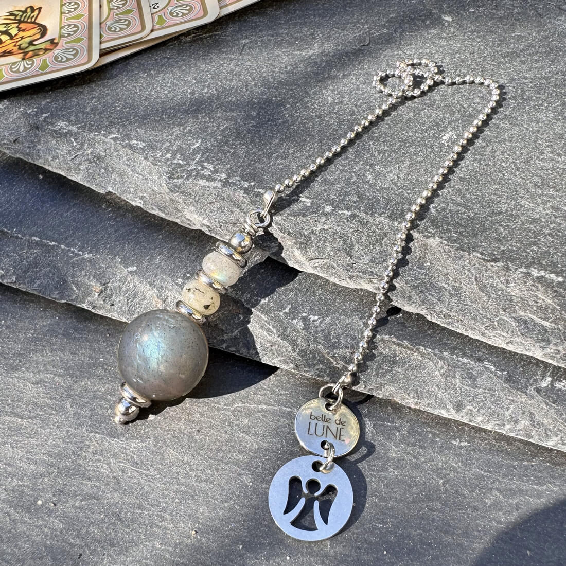 Pendule en labradorite, accessoire énergétique pour la radiesthésie et la méditation.