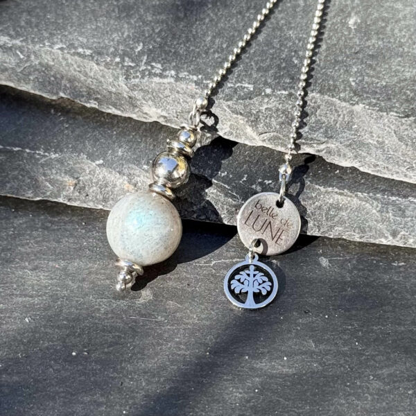 Photo produit d’un pendule en labradorite, pierre de protection naturelle.