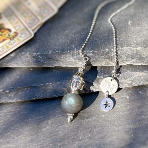 Pendule en labradorite utilisé dans les pratiques énergétiques et la méditation.