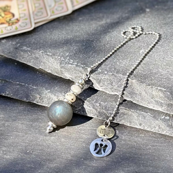 Pendule en labradorite de qualité supérieure, idéal pour les praticiens et amateurs de lithothérapie.