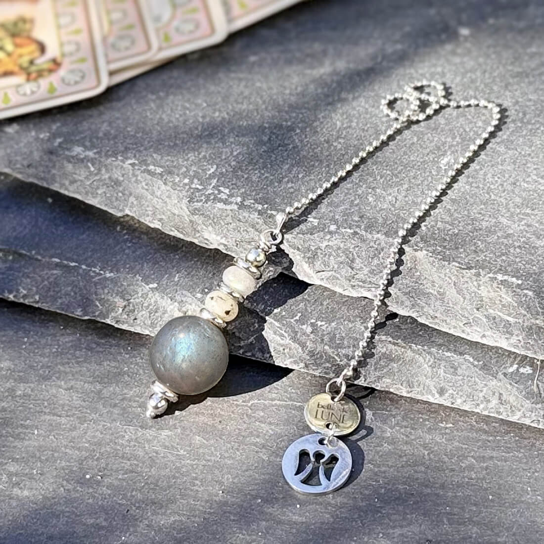 Pendule en labradorite de qualité supérieure, idéal pour les praticiens et amateurs de lithothérapie.