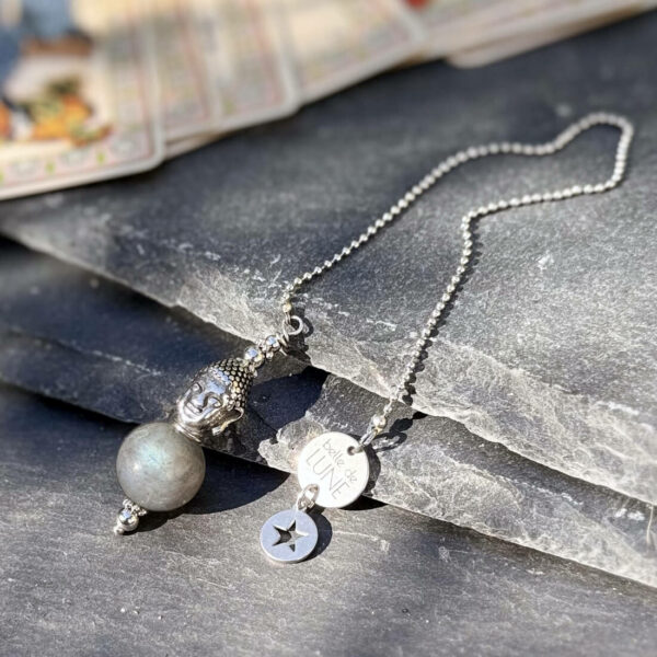 Pendule en labradorite à la brillance naturelle, parfait pour les séances de pendule.