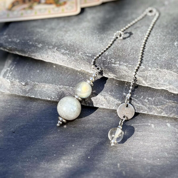 Pendule en pierre naturelle de labradorite, symbole de protection et de sérénité.