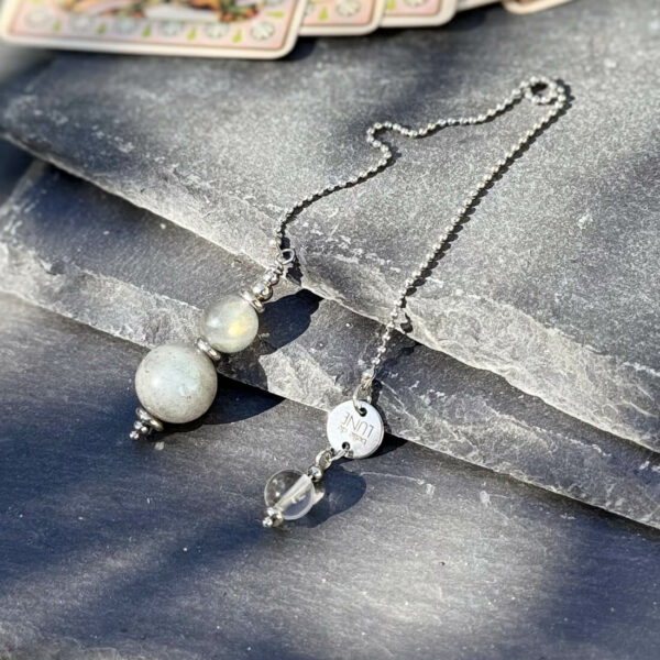 Pendule en labradorite pour la divination et le développement de l’intuition.