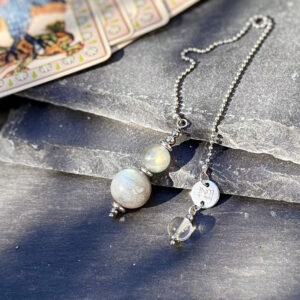 Pendule en labradorite, pierre de protection contre les énergies négatives.