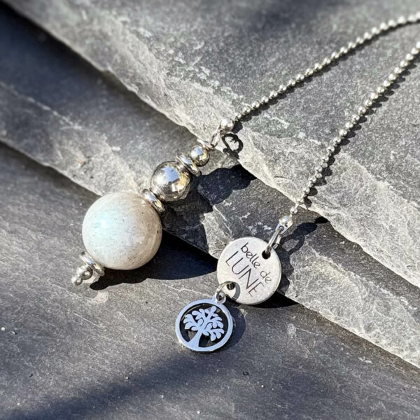 Pendule en labradorite aux reflets bleus, utilisé pour la divination et l’équilibrage énergétique.