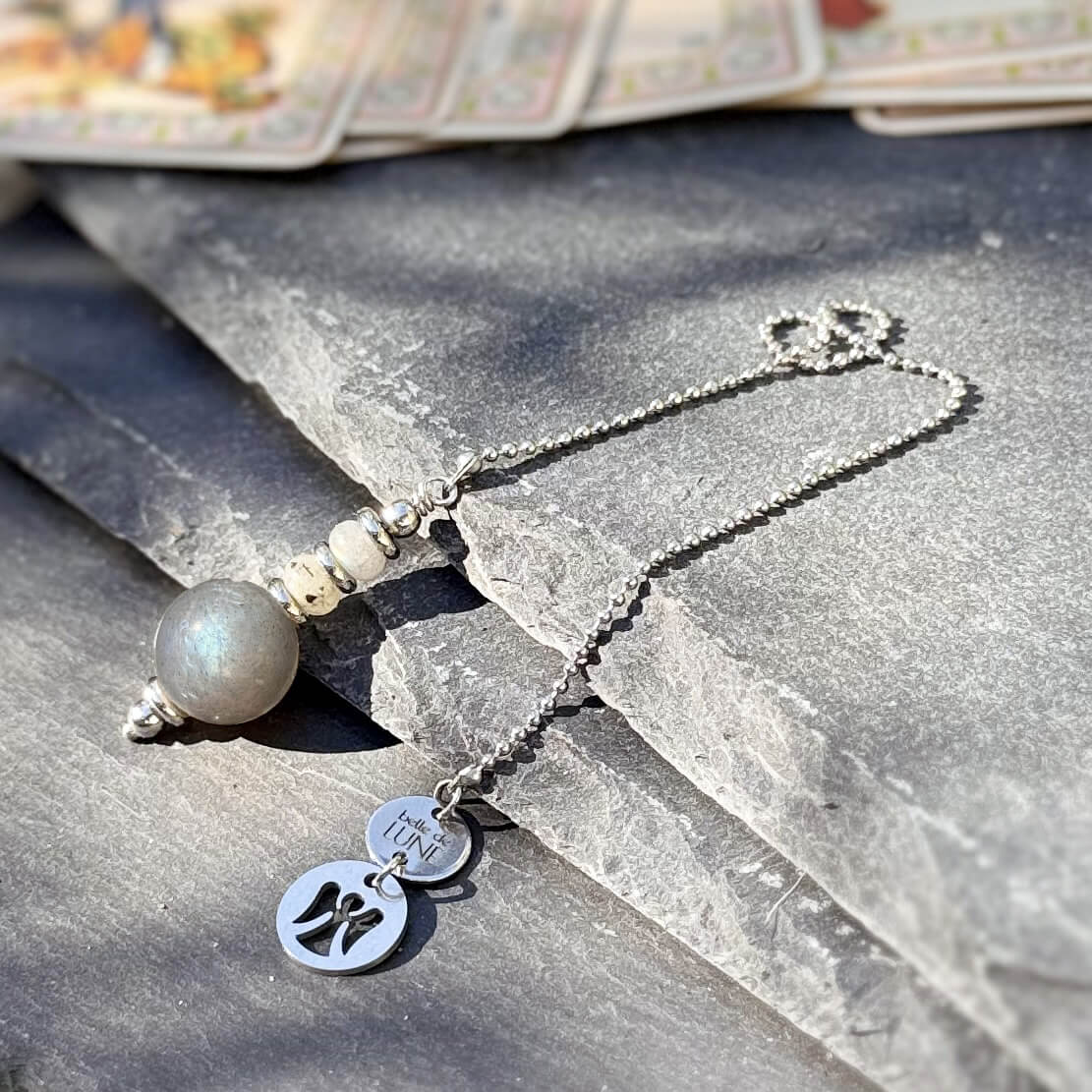 Pendule en labradorite fait main, pierre naturelle reconnue pour sa protection énergétique.