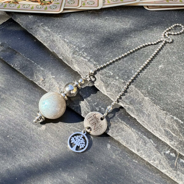 Pendule divinatoire en labradorite, idéal pour la pratique de la radiesthésie et la connexion à soi.