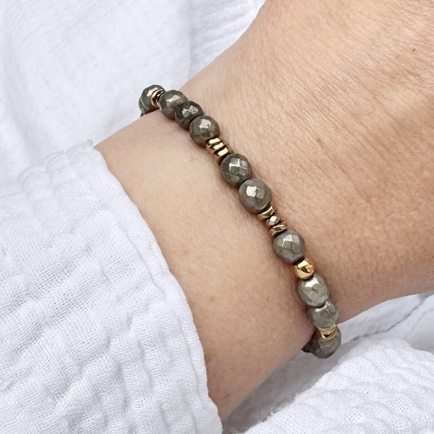 Bracelet énergétique en pyrite naturelle, parfait pour harmoniser les émotions et favoriser la confiance en soi. Un bijou de lithothérapie élégant, fait main, qui allie beauté et bienfaits.