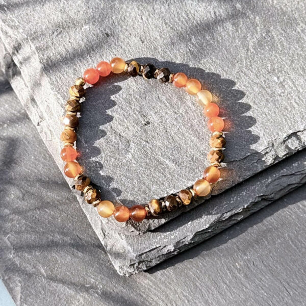 bracelet-cornaline-oeil-de-tigre-bijou-artisanal_1474 Bijou artisanal en cornaline et œil de tigre, un bracelet en pierres naturelles qui allie élégance, protection et énergie solaire.