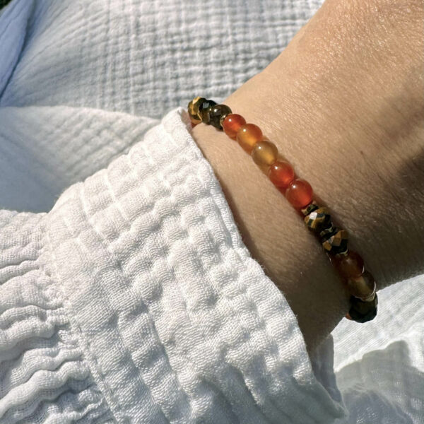 bracelet-cornaline-oeil-de-tigre-bijou-energie-vitalite_1482 Bracelet en pierres naturelles cornaline et œil de tigre, bijou énergétique fait main, symbole de force, de vitalité et d’équilibre intérieur.