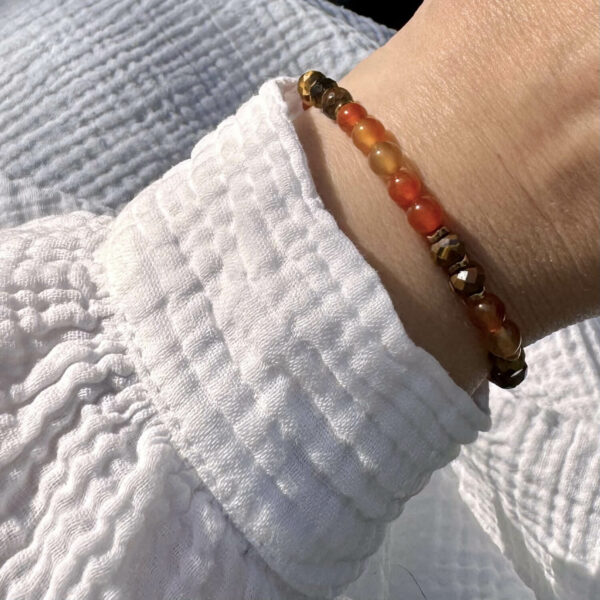 bracelet-cornaline-oeil-de-tigre-energie-positive_1480 Bracelet énergétique en cornaline et œil de tigre, parfait pour canaliser les émotions, équilibrer les chakras et rayonner une énergie positive.