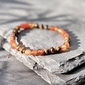 Bracelet en cornaline et œil de tigre en pierres naturelles, fait main, idéal pour stimuler la confiance et la vitalité tout en favorisant la protection énergétique au quotidien.