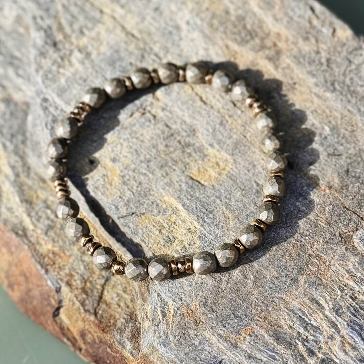 Bracelet artisanal en pyrite, réalisé à la main dans un atelier à Bordeaux. Pierre de protection et de force intérieure, idéale pour développer la confiance et l’énergie positive.