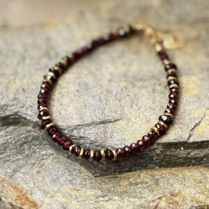 Bracelet énergétique en grenat, fait main avec des pierres véritables. Un bijou de lithothérapie élégant qui apporte courage, stabilité et énergie, parfait pour un usage quotidien ou en cadeau.Bracelet énergétique en grenat, fait main avec des pierres véritables. Un bijou de lithothérapie élégant qui apporte courage, stabilité et énergie, parfait pour un usage quotidien ou en cadeau.