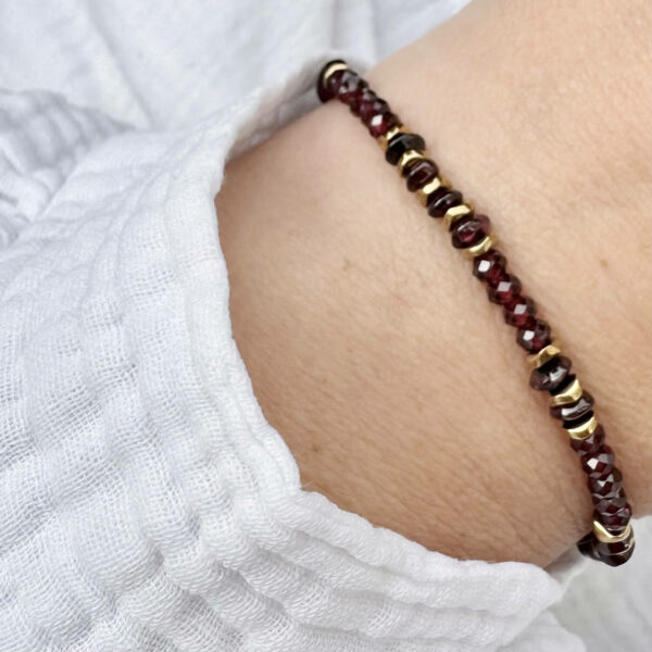 bracelet-grenat-bijou-energie-positive-et-passio_1422 Bijou en grenat véritable, symbole d’énergie positive et de passion. Ce bracelet énergétique favorise la circulation de l’énergie et l’équilibre émotionnel, tout en apportant une touche élégante à votre style.