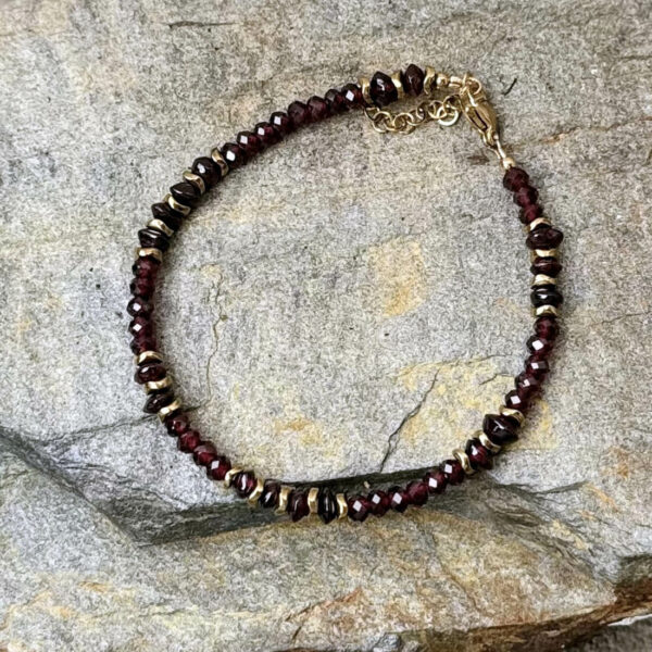bracelet-grenat-pierres-veritables-cadeau-bien-etre_1423 Bracelet en pierres naturelles de grenat, une idée de cadeau bien-être et original. Pierre puissante pour renforcer la vitalité, la motivation et l’amour de soi, idéale pour la lithothérapie.