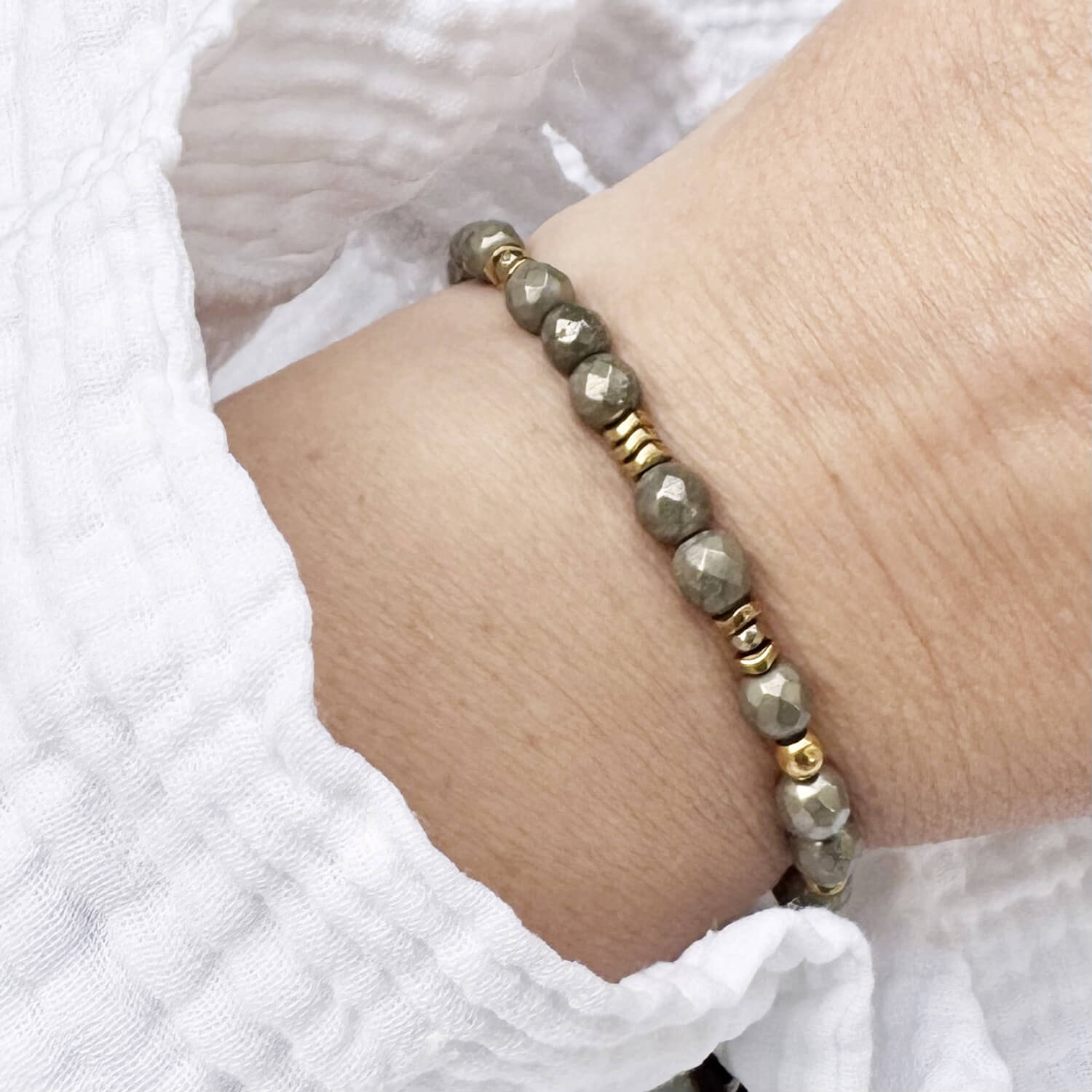Bijou en pyrite naturelle, symbole de protection et de réussite. Ce bracelet énergétique aide à renforcer la motivation et à dissiper les énergies négatives.