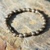 bracelet-pyrite-femme-bijou-lithotherapie_1428 Bracelet en pyrite pour femme, composé de pierres naturelles de qualité. Ce bijou de lithothérapie favorise la vitalité, l’ancrage et attire l’abondance au quotidien.
