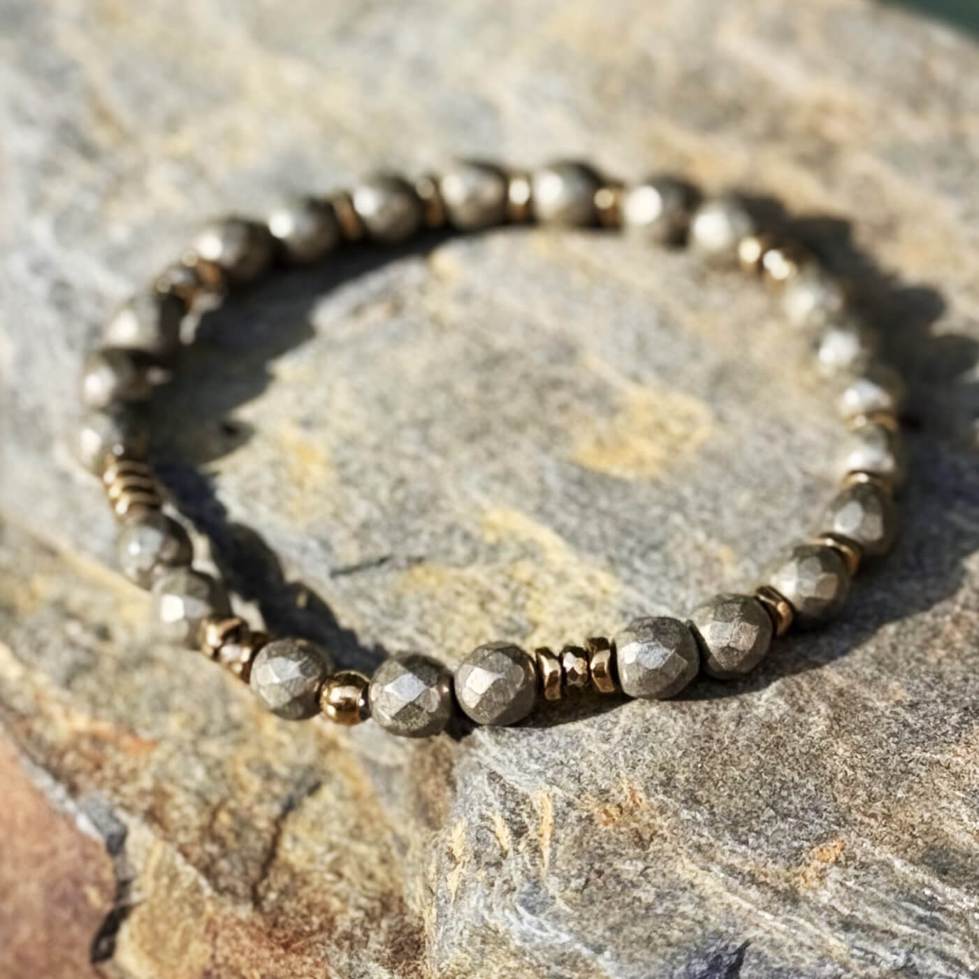 Bracelet en pyrite pour femme, composé de pierres naturelles de qualité. Ce bijou de lithothérapie favorise la vitalité, l’ancrage et attire l’abondance au quotidien.