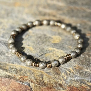 Bracelet en pyrite naturelle fait main, idéal pour la protection énergétique et la confiance en soi. Bijou artisanal en pierres véritables, parfait comme cadeau bien-être ou accessoire de lithothérapie.