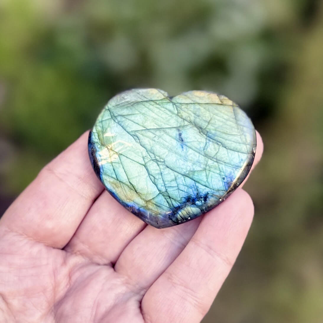 Cœur en labradorite authentique, aux jeux de lumière uniques, utilisé en lithothérapie pour développer l’intuition et harmoniser les émotions.