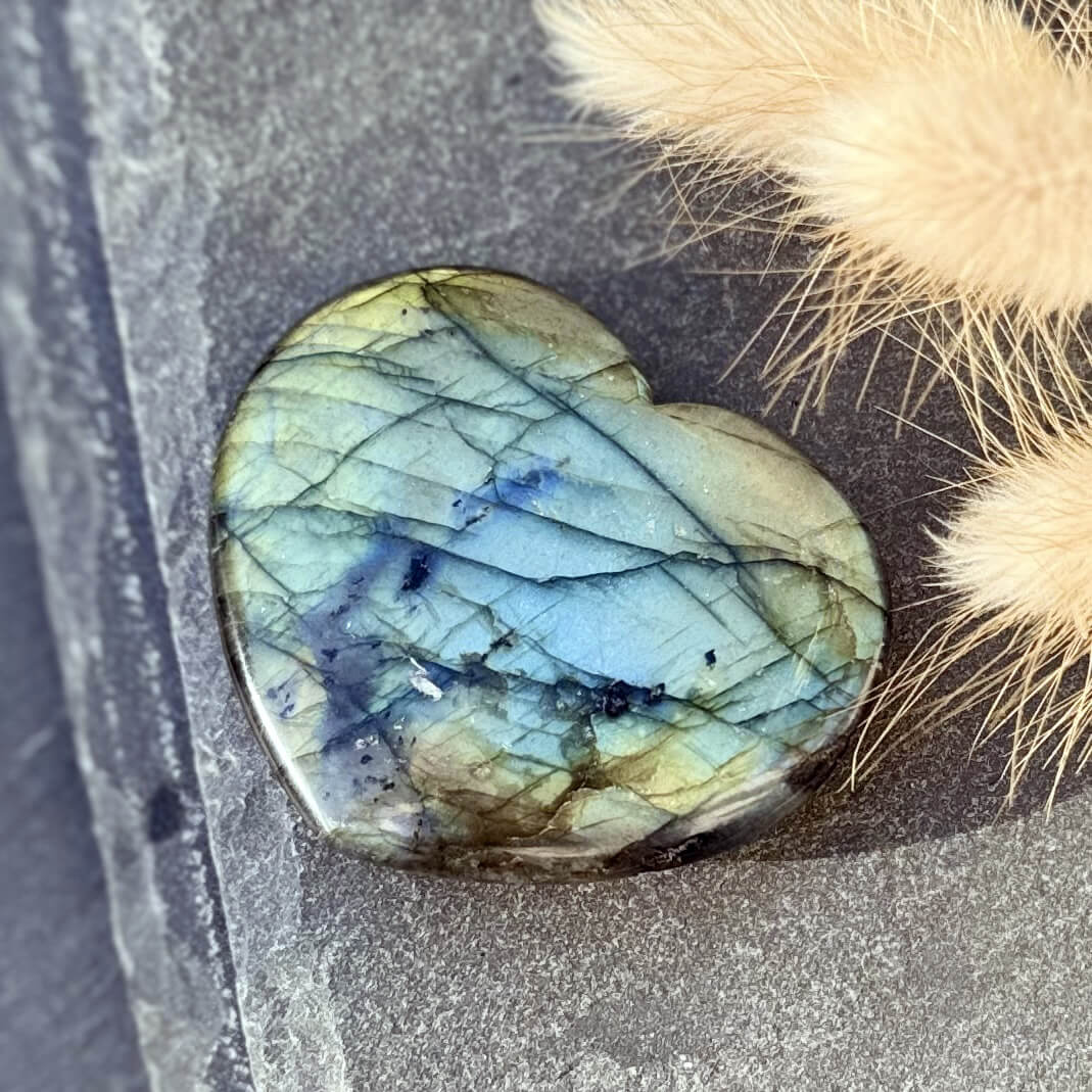 Cœur en labradorite de qualité supérieure, pierre naturelle aux reflets bleutés idéale pour la protection énergétique et la décoration bien-être.