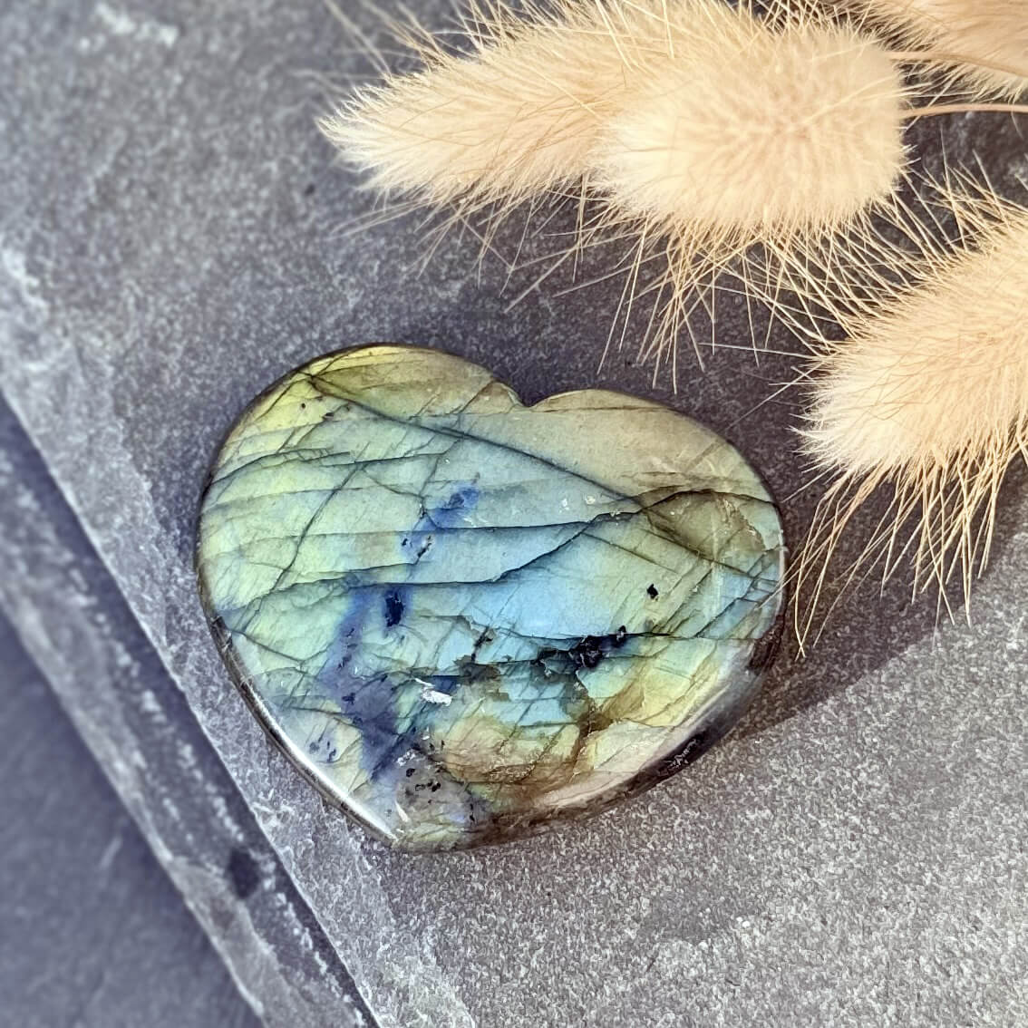 cœur en labradorite, pierre protectrice aux reflets irisés, parfaite pour renforcer votre énergie et embellir votre intérieur.