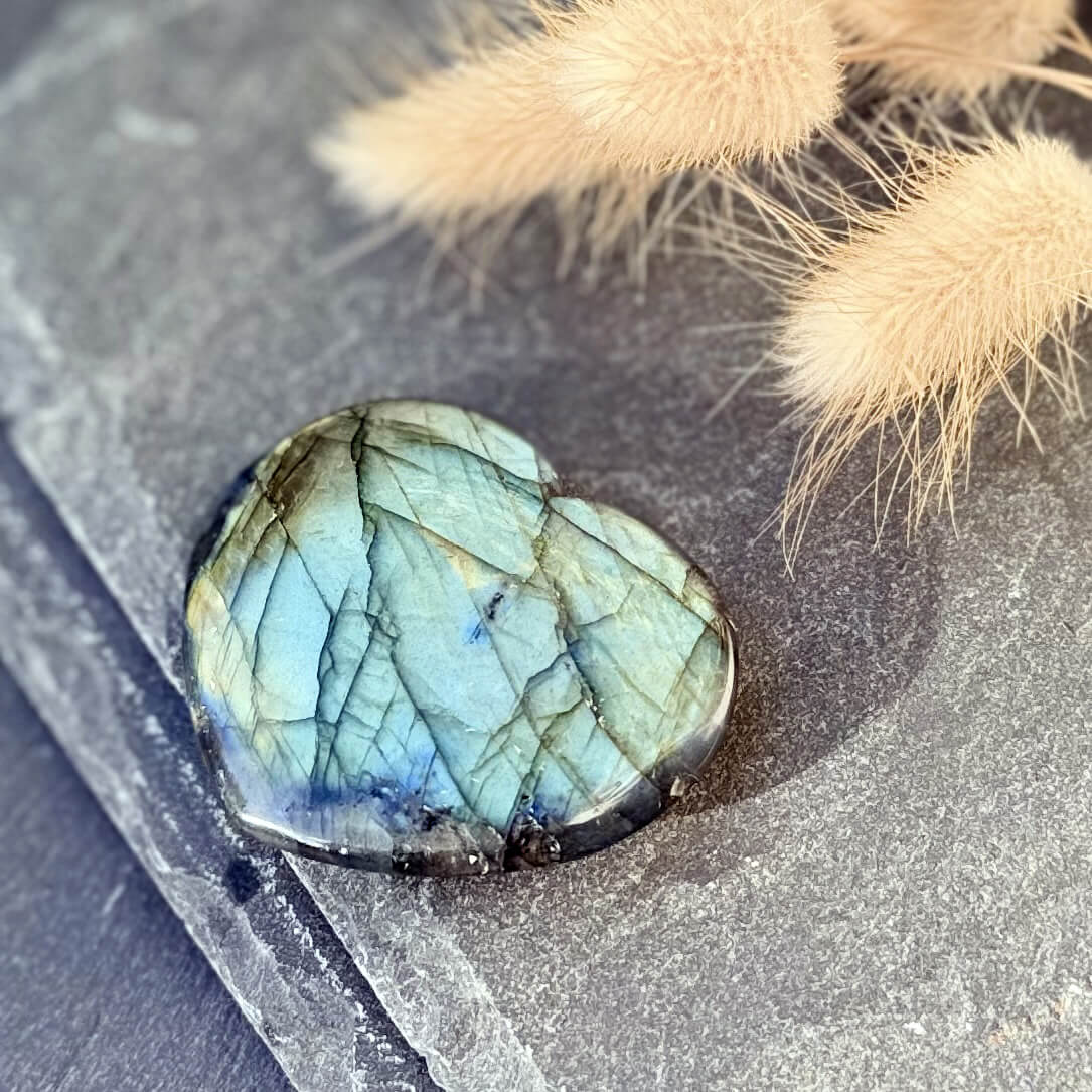 Cœur en labradorite aux magnifiques reflets bleus, parfait pour renforcer votre protection énergétique et apporter une touche apaisante à votre espace.