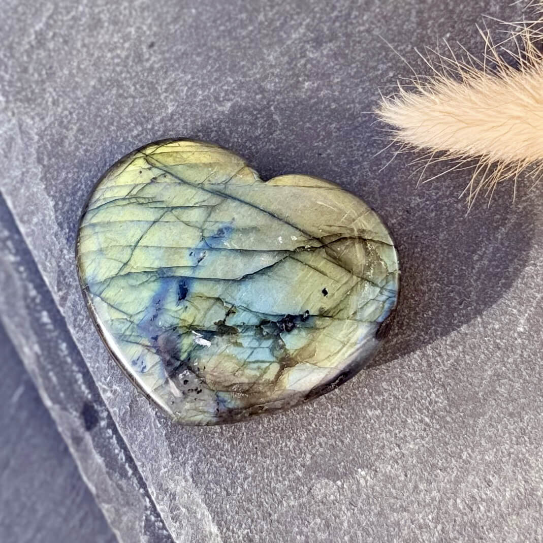 Cœur en labradorite poli, pierre naturelle reconnue pour absorber les énergies négatives et soutenir l’intuition, idéal pour un cadeau bien-être.