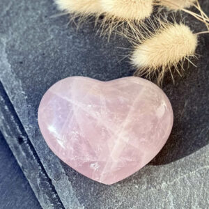 Cœur en quartz rose taillé dans un cristal authentique, parfait pour favoriser le bien-être émotionnel et créer une atmosphère réconfortante.