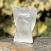 ange-en-selenite-naturelle-decoration-spirituelle_1680 ange en sélénite naturelle, symbole de lumière et de paix intérieure, parfait comme décoration spirituelle ou cadeau bien-être pour harmoniser son espace.