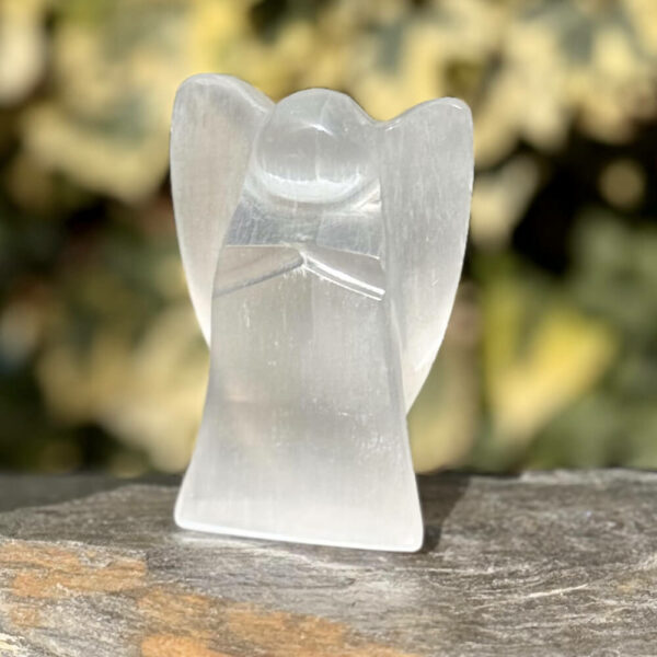 ange-en-selenite-naturelle-decoration-spirituelle_1680 ange en sélénite naturelle, symbole de lumière et de paix intérieure, parfait comme décoration spirituelle ou cadeau bien-être pour harmoniser son espace.