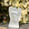 ange-selenite-blanche-pierre-naturelle-belle-de-lune_1679 ange en sélénite blanche naturelle sculptée à la main, pierre de sérénité et de purification idéale pour la protection énergétique et la méditation.