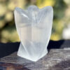 ange-selenite-cadeau-bien-etre-pierre-lithotherapie_1684 ange en sélénite naturelle, idée de cadeau bien-être et spirituel, idéal pour offrir une énergie douce et protectrice selon les principes de la lithothérapie.
