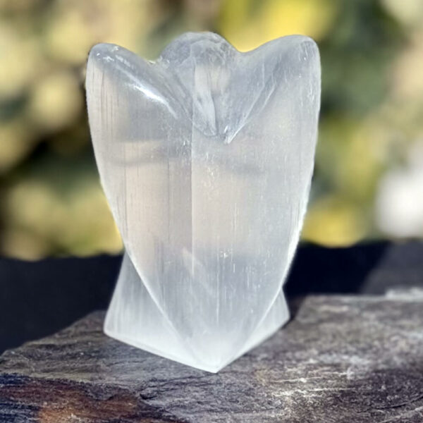ange-selenite-cadeau-bien-etre-pierre-lithotherapie_1684 ange en sélénite naturelle, idée de cadeau bien-être et spirituel, idéal pour offrir une énergie douce et protectrice selon les principes de la lithothérapie.