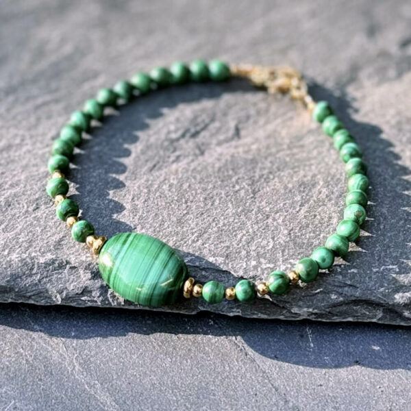 bracelet-malachite-authentique-anti-douleur_1818 bracelet en malachite authentique fait main, pierre anti-douleur reconnue pour ses propriétés apaisantes, parfait comme cadeau bien-être ou bijou de protection énergétique.