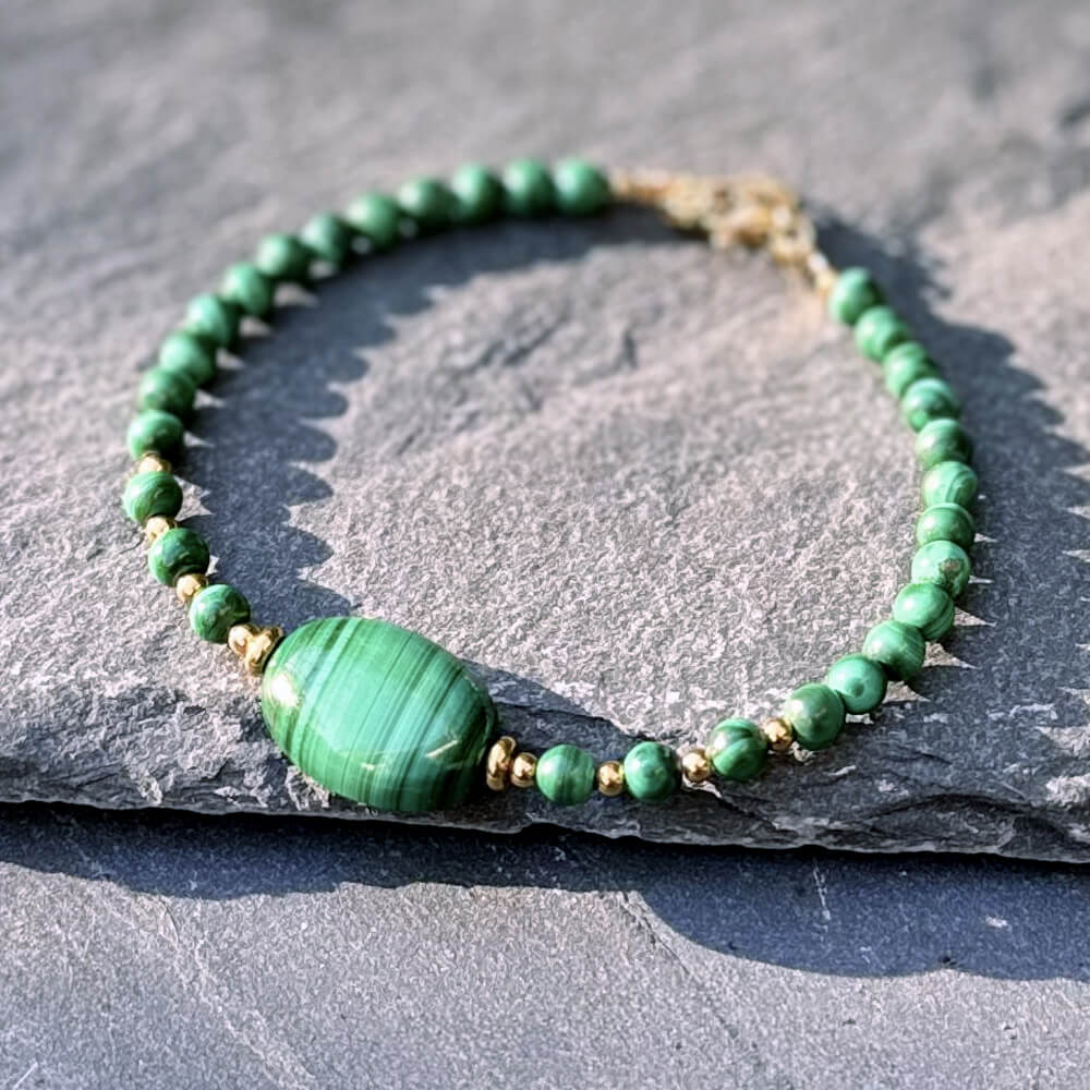 bracelet en malachite authentique fait main, pierre anti-douleur reconnue pour ses propriétés apaisantes, parfait comme cadeau bien-être ou bijou de protection énergétique.