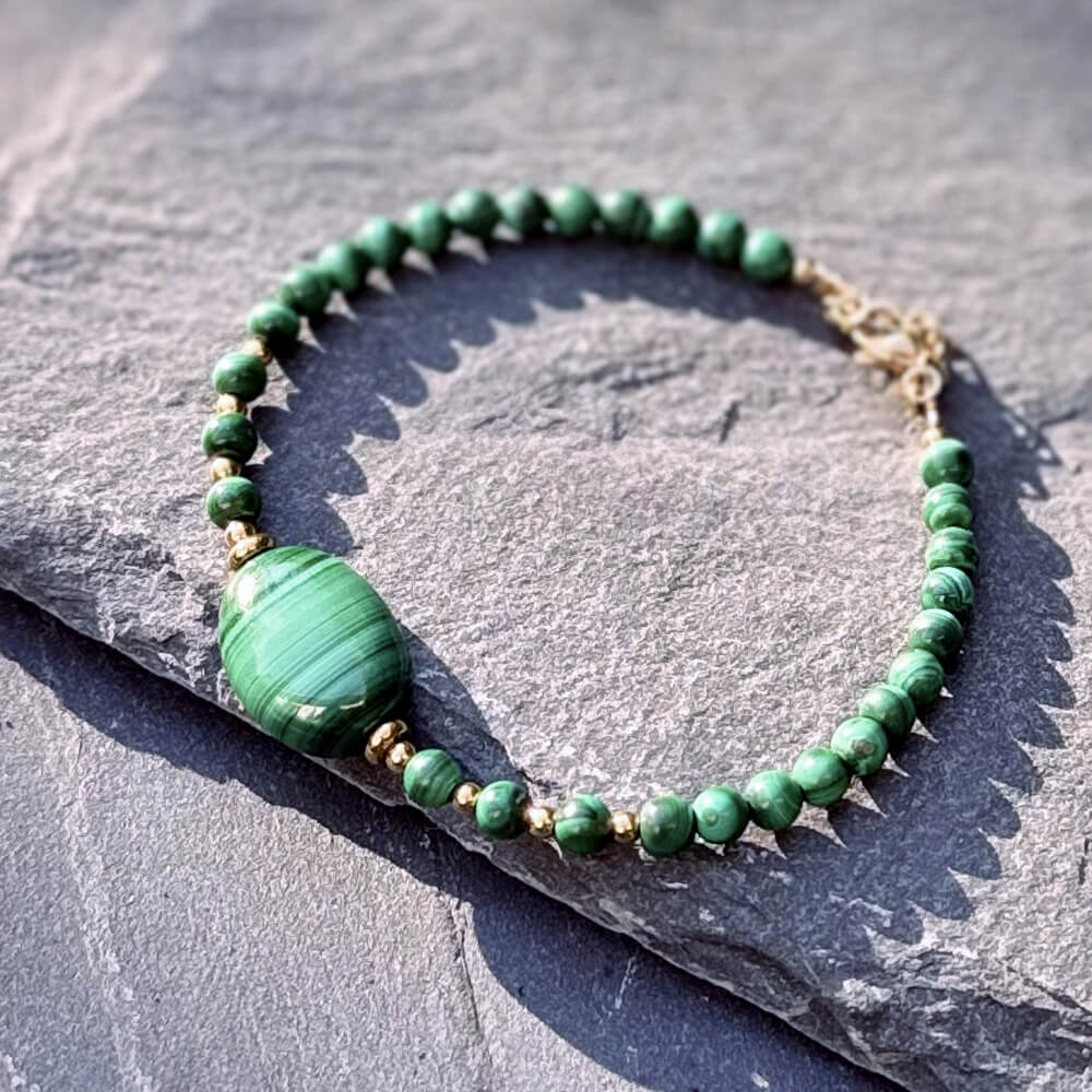 bracelet en malachite naturelle pour femme, pierre de guérison et de protection énergétique, accessoire élégant pour soulager les tensions et apporter équilibre et vitalité.
