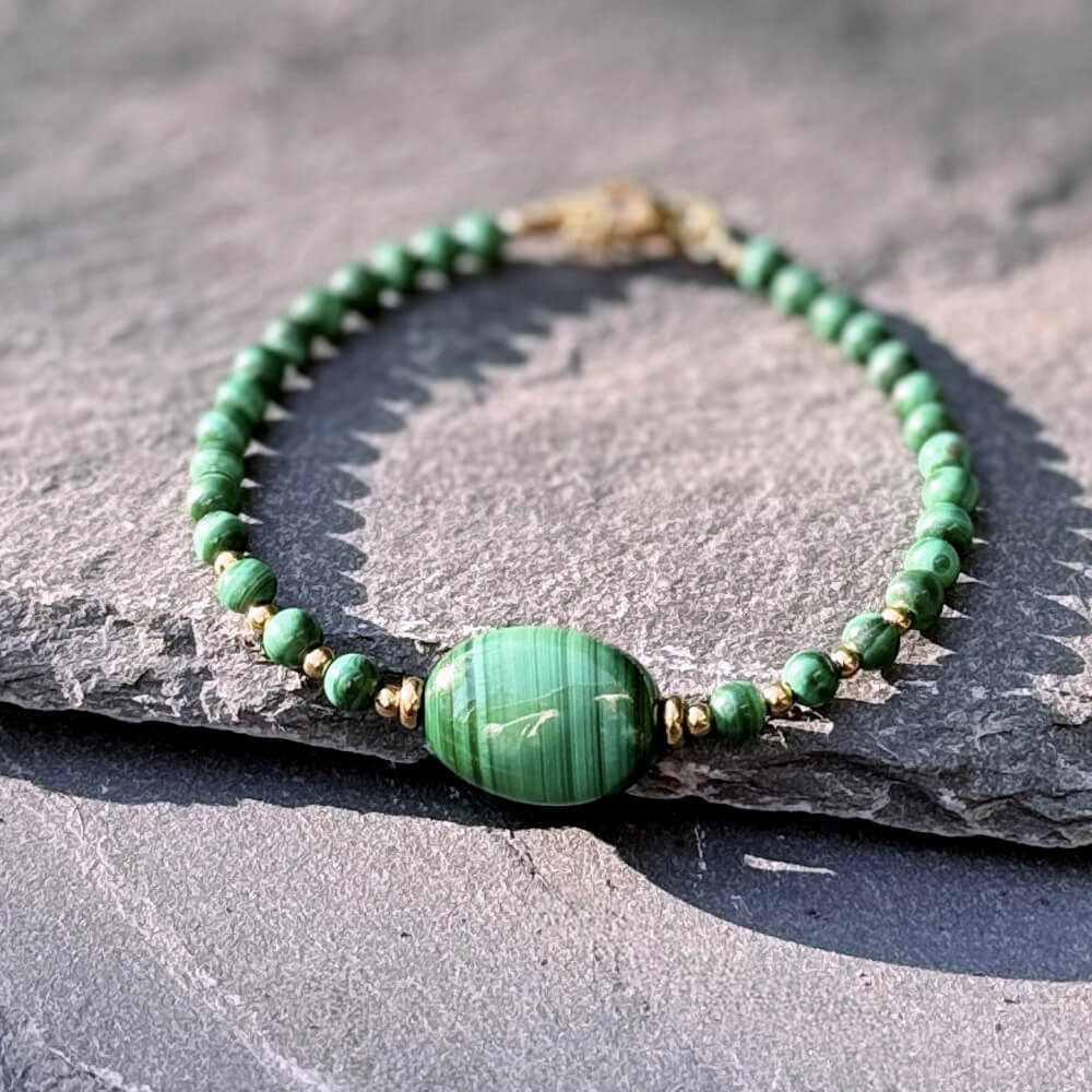bracelet en malachite naturelle pour la protection énergétique et l’équilibre émotionnel, bijou fait main idéal pour apaiser les douleurs et attirer la sérénité au quotidien.