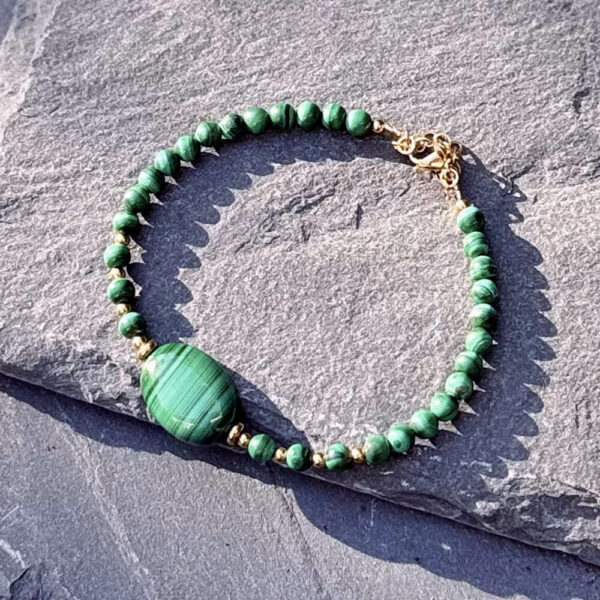 bracelet-malachite-verte-bienfaits-lithotherapie_1820 bracelet en pierre de malachite verte, bijou de lithothérapie aux vertus apaisantes et anti-douleur, parfait pour favoriser la confiance en soi et harmoniser les émotions.