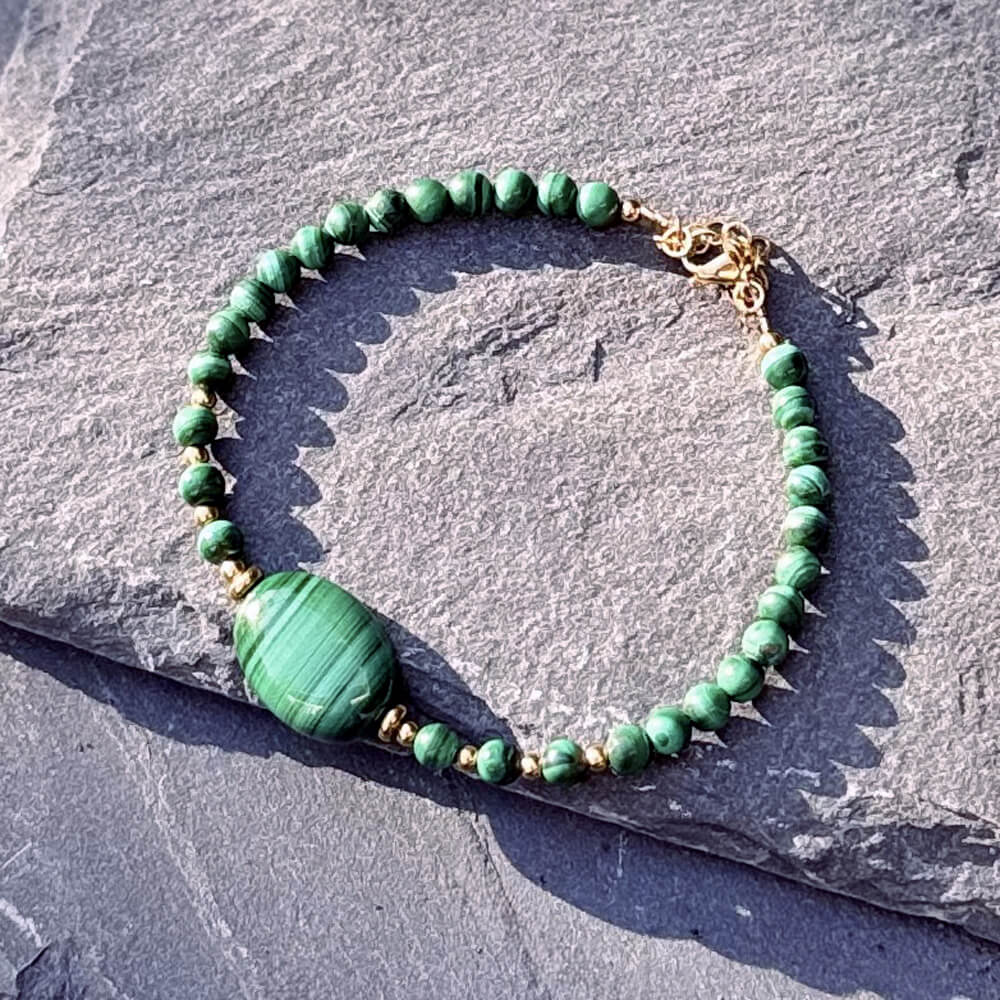 bracelet en pierre de malachite verte, bijou de lithothérapie aux vertus apaisantes et anti-douleur, parfait pour favoriser la confiance en soi et harmoniser les émotions.