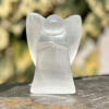 statue-ange-selenite-protection-energetique-maison_1681 figurine ange en sélénite pour la protection énergétique de la maison, aide à apaiser les émotions et à créer une atmosphère de calme et de clarté.